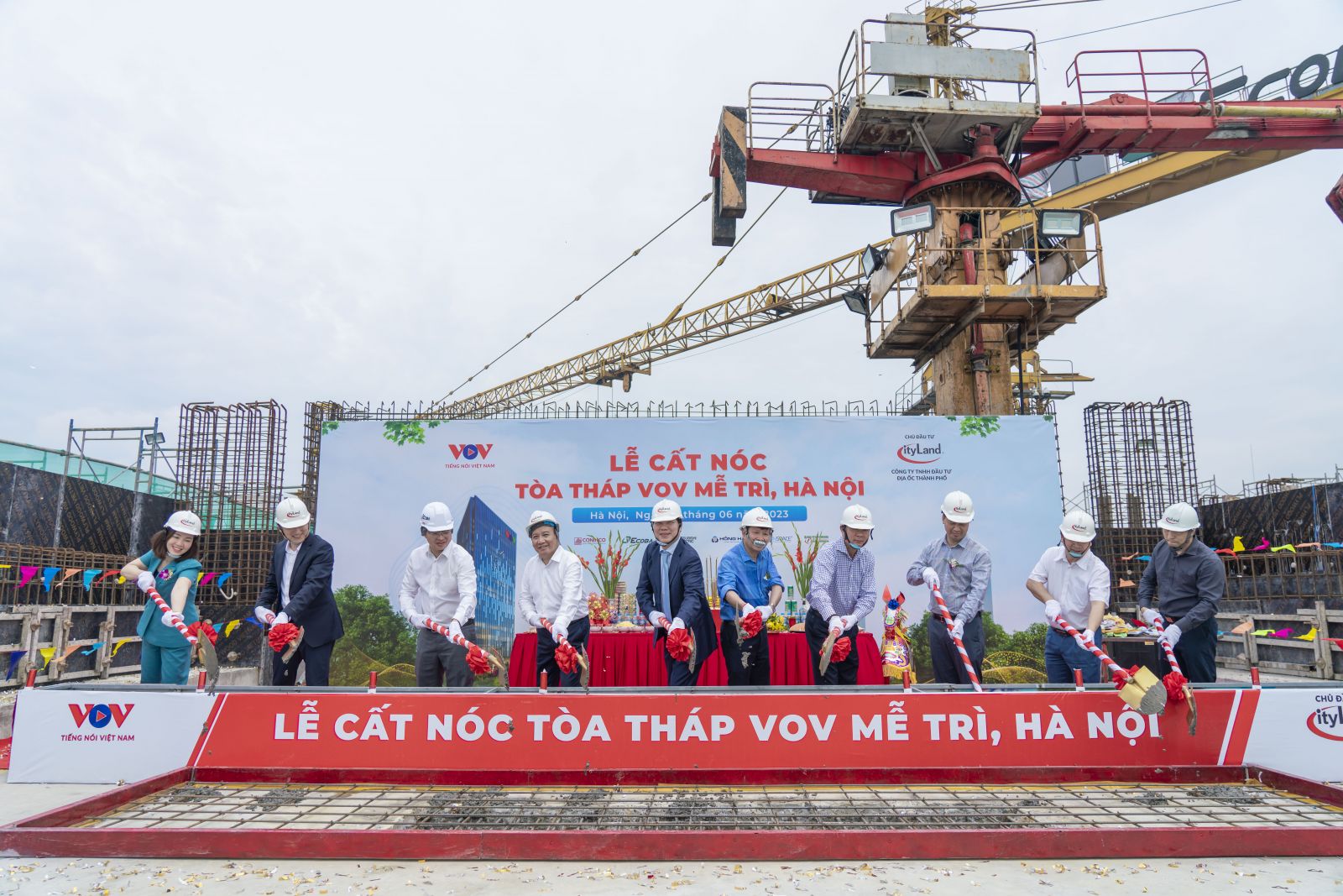 vov me tri tower topping out ceremony RTBz