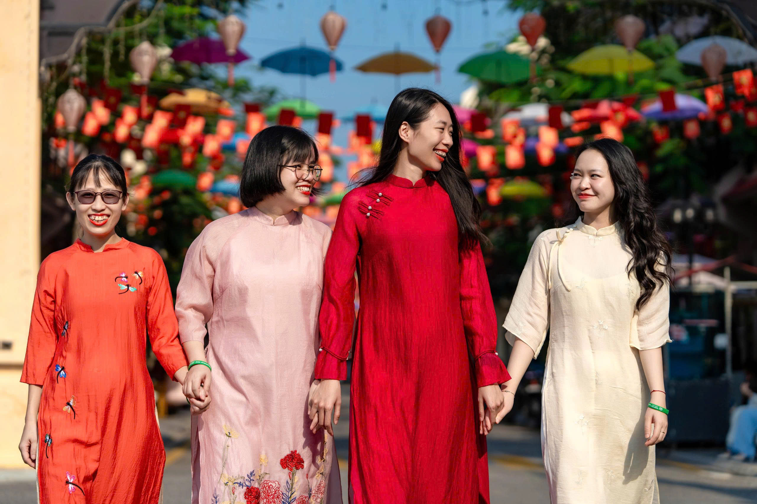 “Dating with Autumn” – Honoring Women on Vietnamese Women’s Day 3 z7136576378482 66e00663521d63b4e10d5ce2d51a0d79