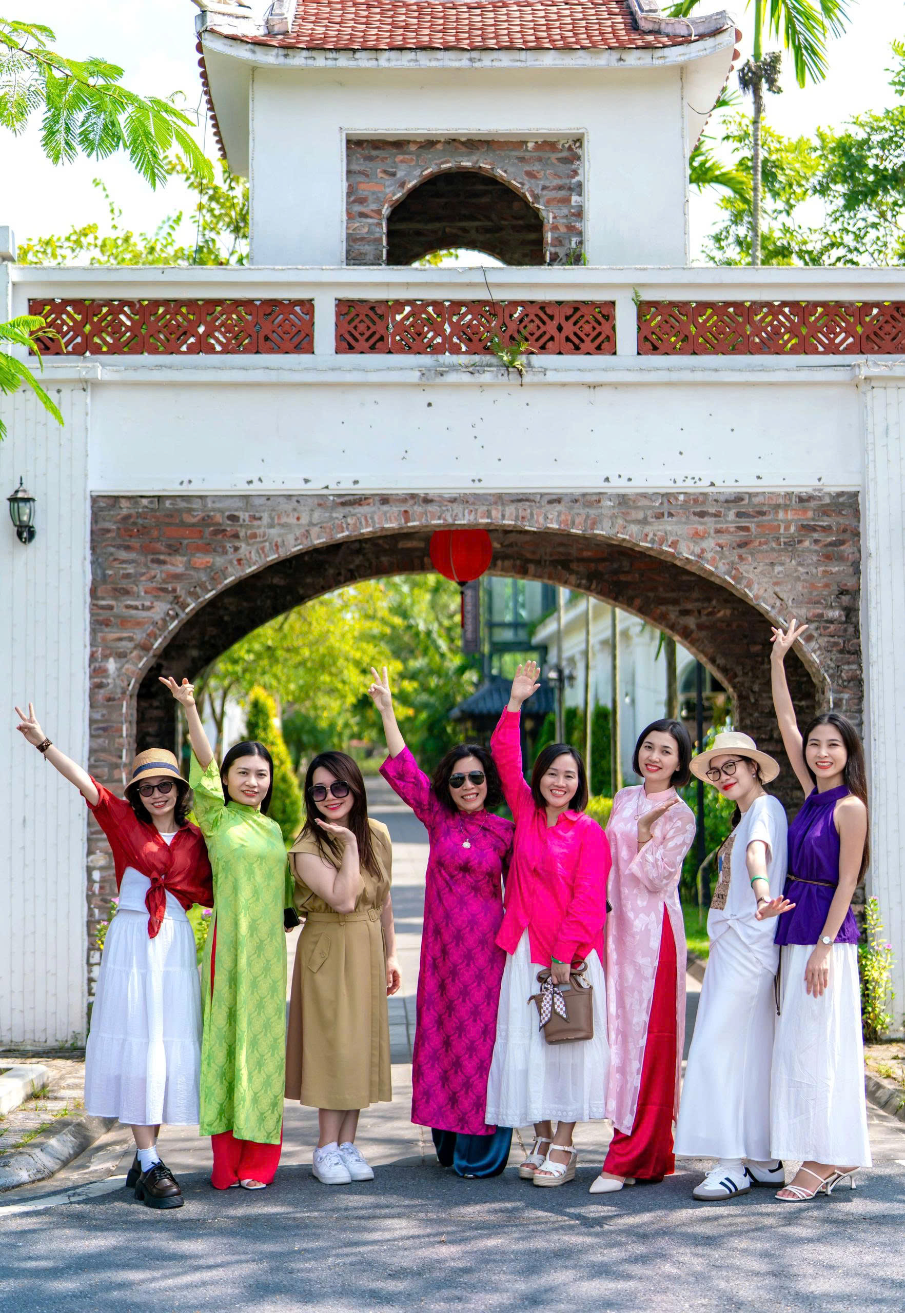 “Dating with Autumn” – Honoring Women on Vietnamese Women’s Day 9 z7136577634087 efc699bb7b8ba929419d82d8dc0358b6